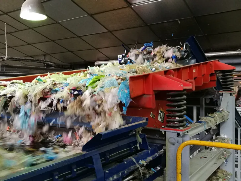 Crible vibrant de tri des matières plastiques en entrée de ligne