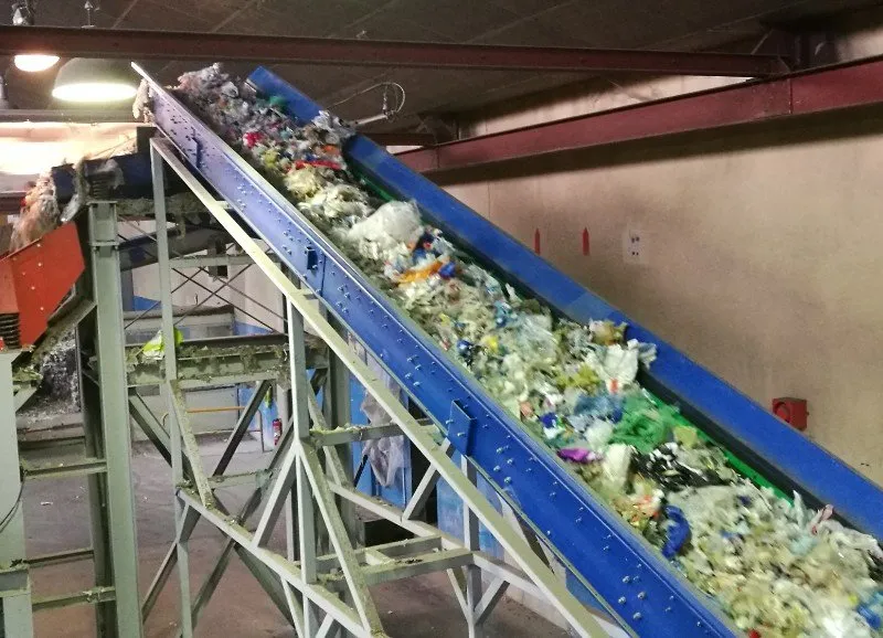 Convoyeur de tri et valorisation des matières plastiques recyclées