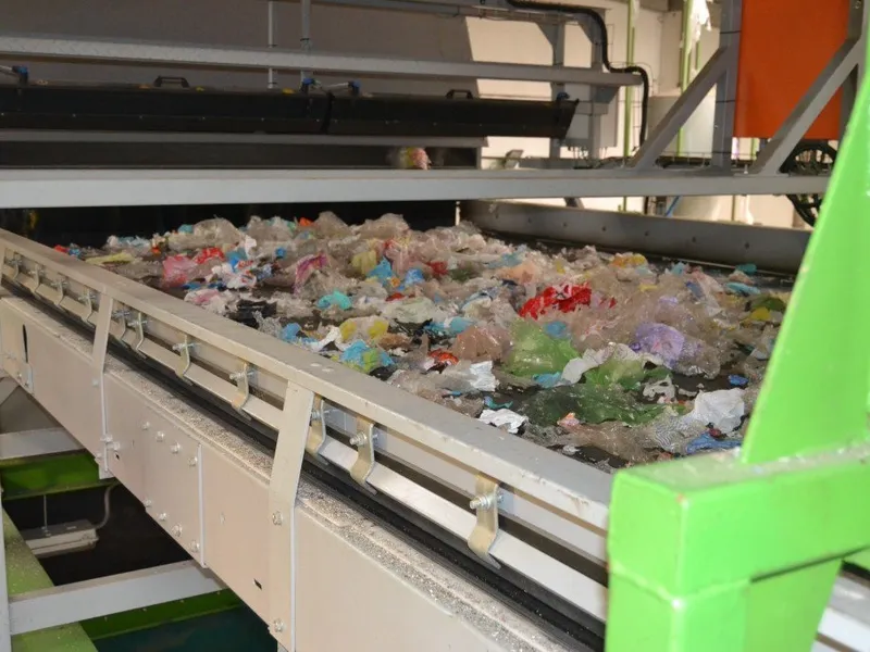 Convoyeur de tri de matières plastiques recyclées