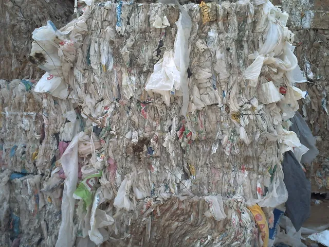 Balles de film plastique post-consommation compressées