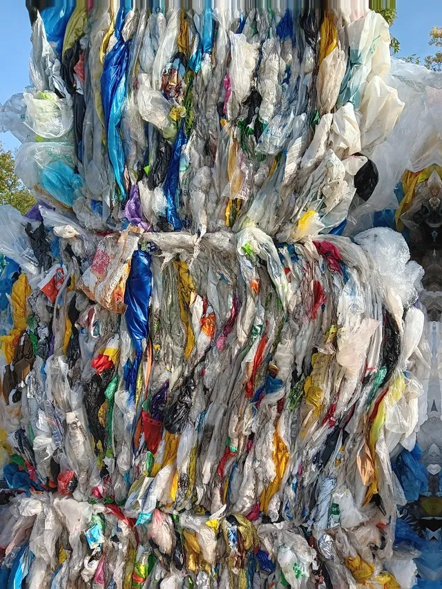 Pile de balles de sacs plastiques post-consommation