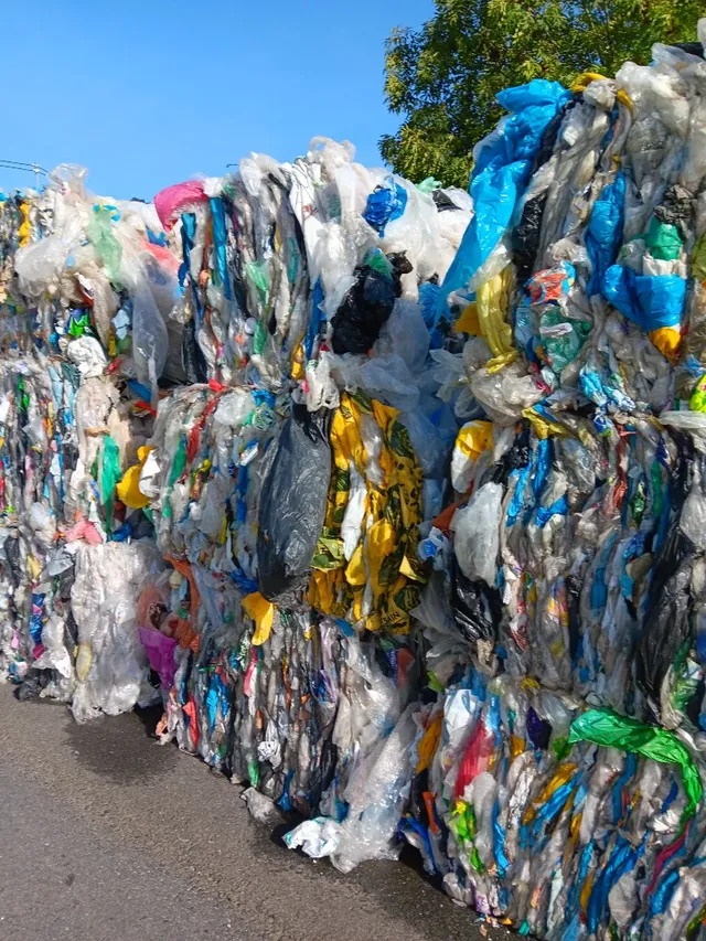 Balles de film post-consommation stockées en extérieur